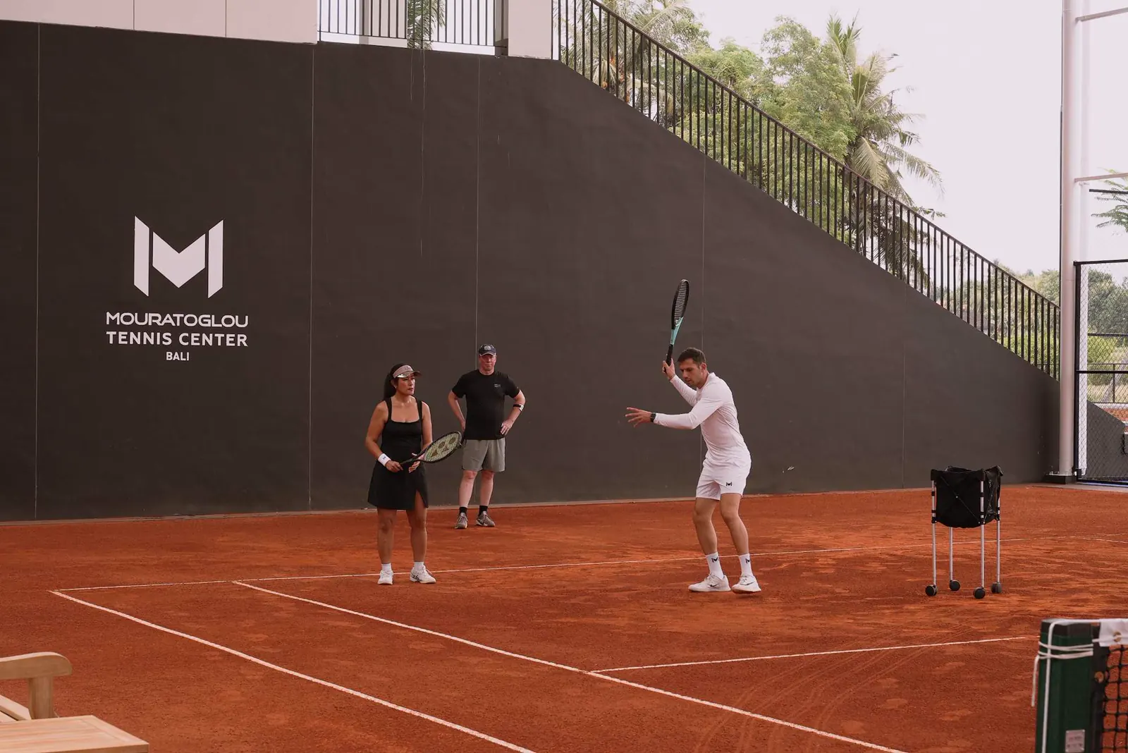 Campo in terra battuta davanti al muro del Mouratoglou Tennis Center al Kula Mani, Bali.