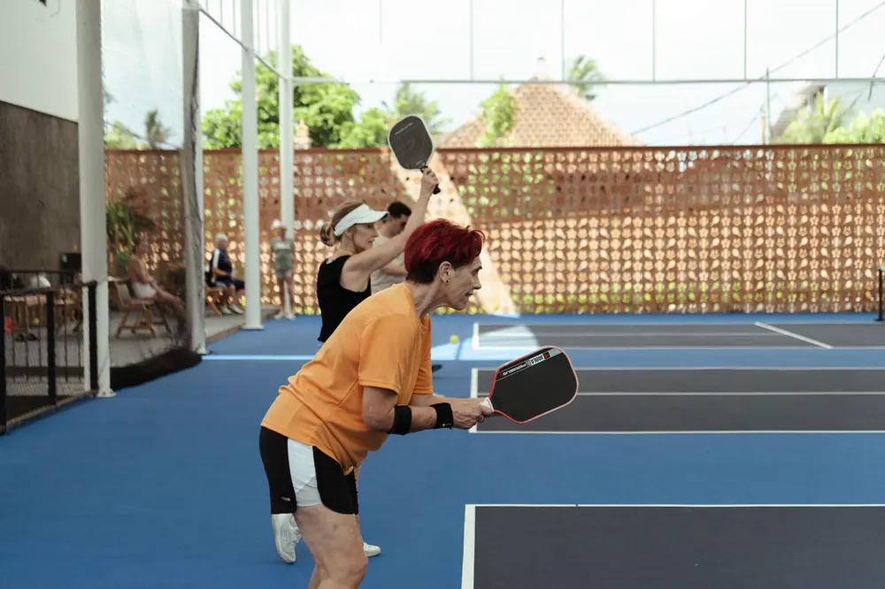 Giocatori in azione sui campi da pickleball del Mouratoglou Tennis Center Bali.