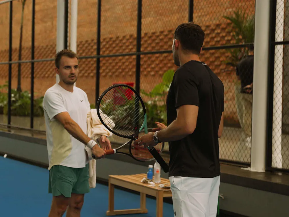 Coach Mouratoglou che parla con un giocatore durante una lezione privata di tennis al Mouratoglou Tennis Center Bali.