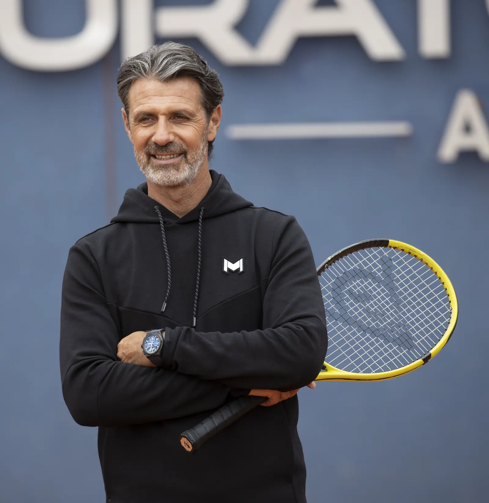 Patrick Mouratoglou con una raqueta en la pista