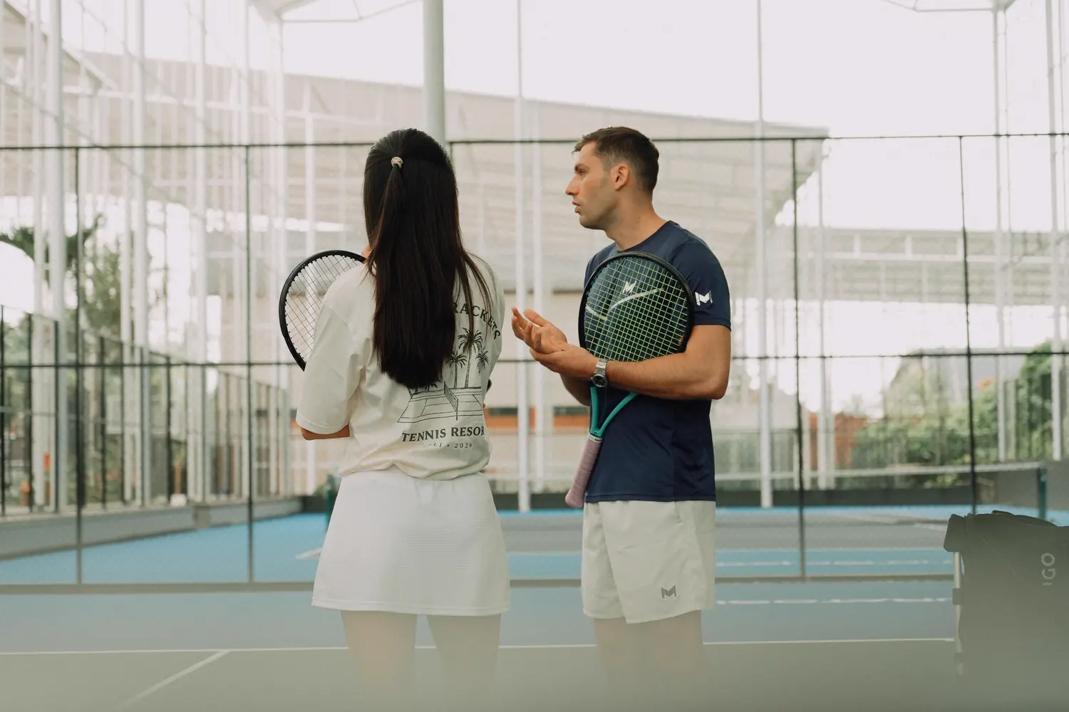 Coach conseillant un joueur pendant une séance au Mouratoglou Tennis Center Bali