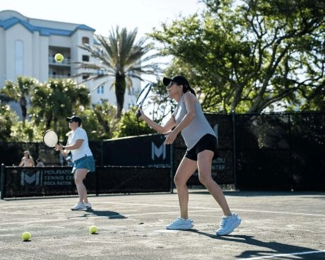 Erwachsene Spieler bei einer Outdoor-Tenniscamp-Einheit im Mouratoglou Tennis Center Boca Raton.