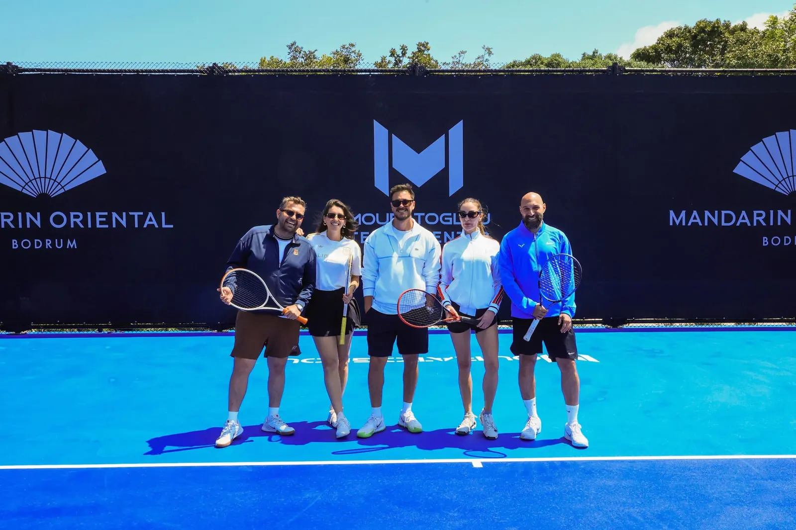 Participants au stage et coachs Mouratoglou posant sur le court à Bodrum
