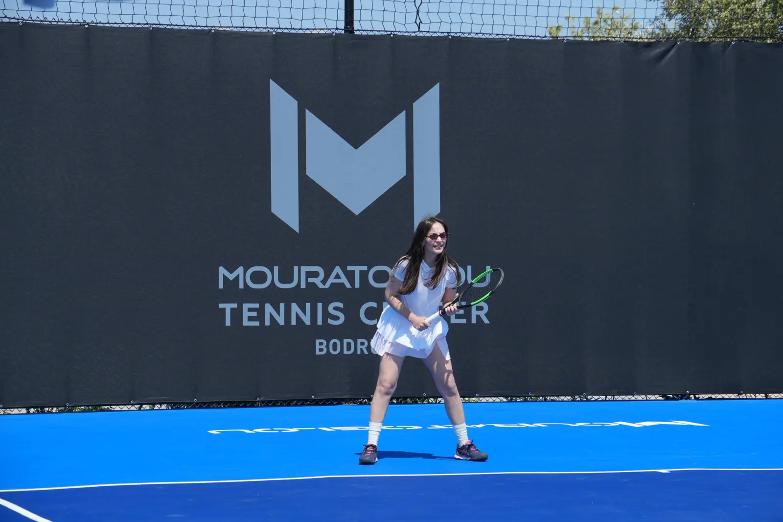 Joueur en position d’attente devant le mur du Mouratoglou Tennis Center Bodrum