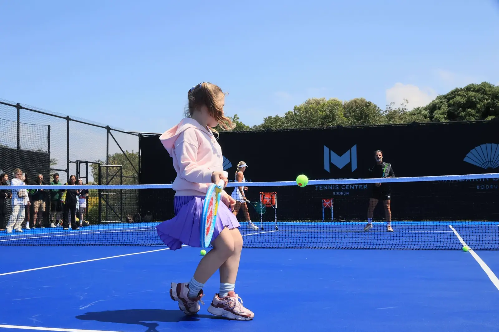 Jeune joueur frappant un coup droit pendant un stage de tennis le week-end à Bodrum