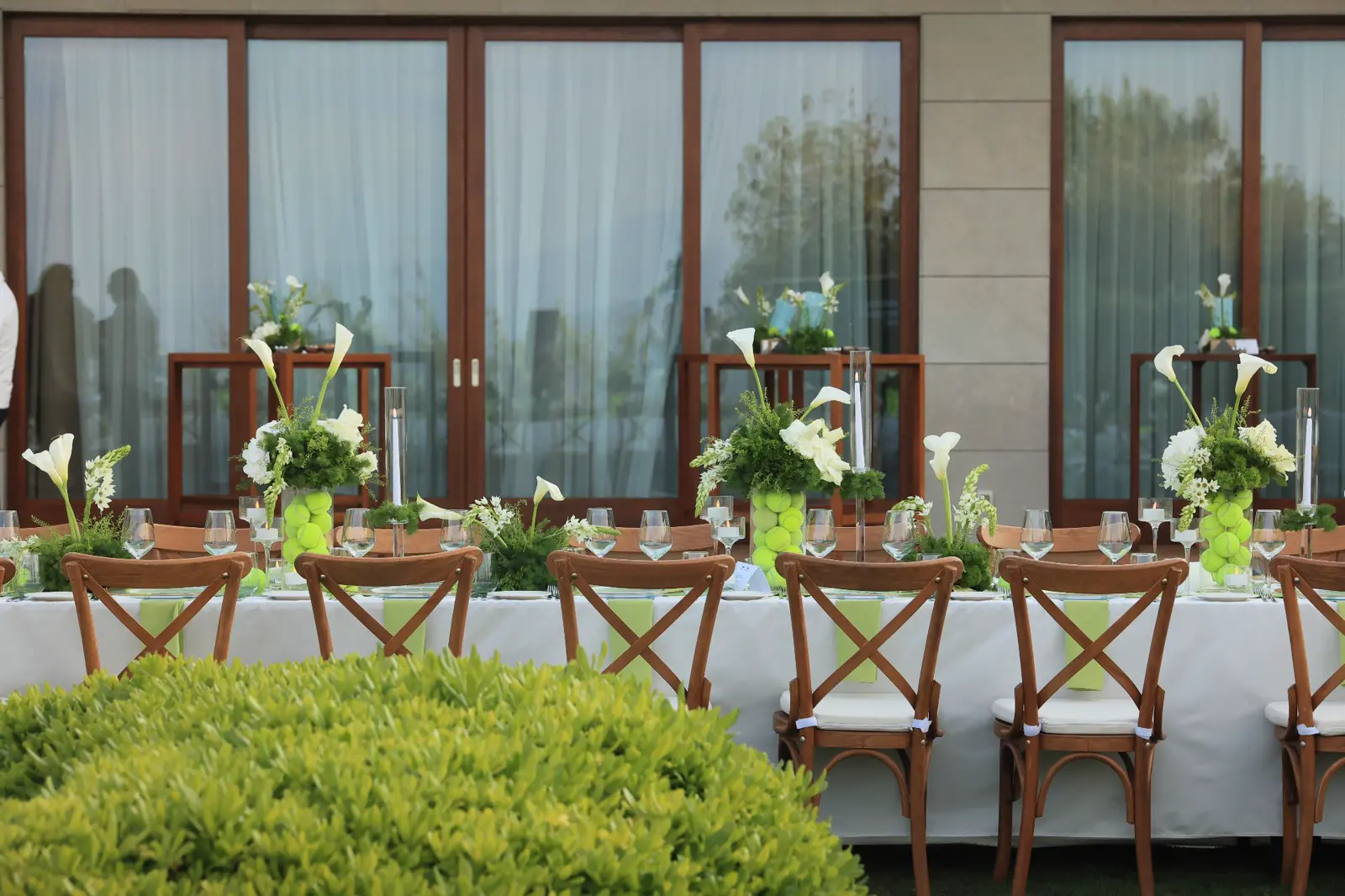 Mesa decorada con flores para un evento privado en el Mouratoglou Tennis Center Bodrum