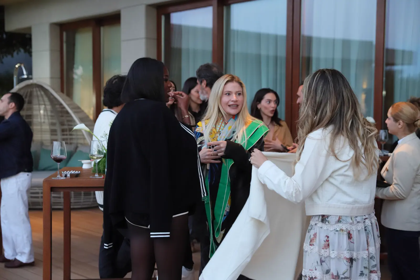 Invitados celebrando juntos en un evento privado en Bodrum