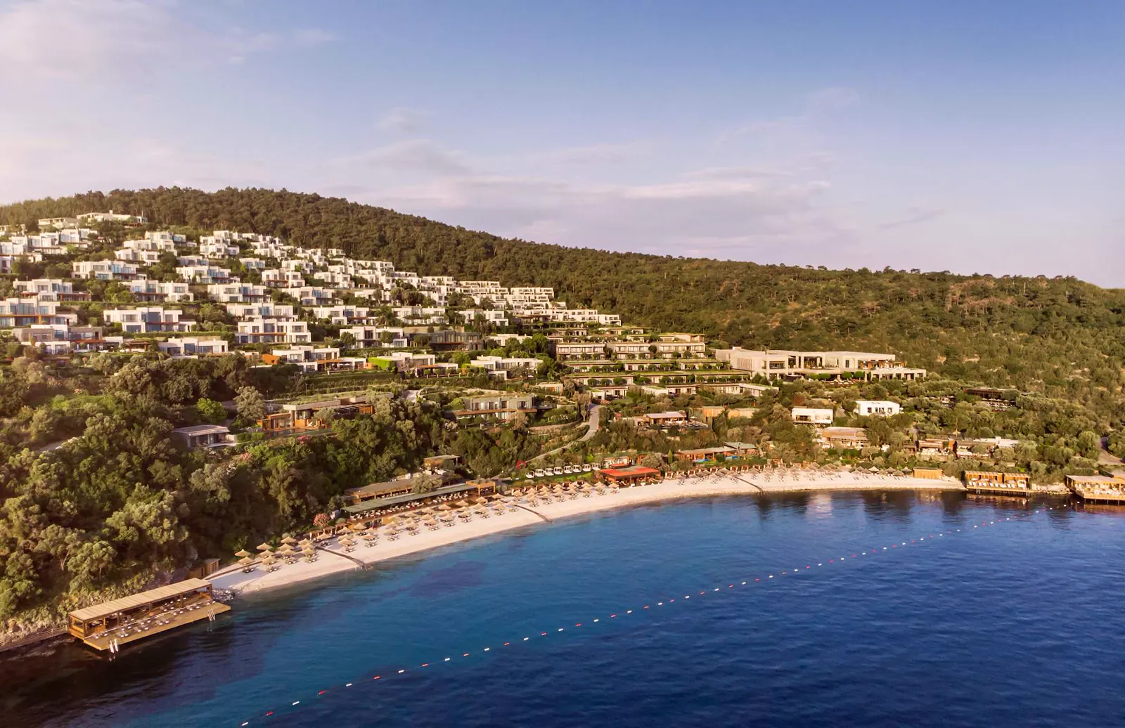 Vista aérea de la bahía de Bodrum y el resort Mandarin Oriental en la costa del Egeo.