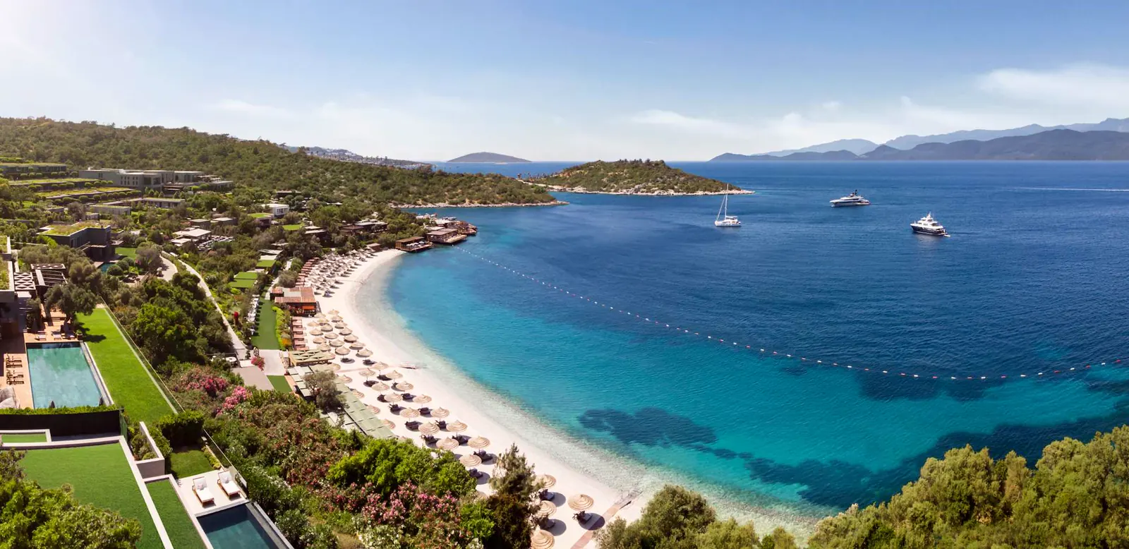 Bahía turquesa y playa de arena cerca del Mandarin Oriental Bodrum.