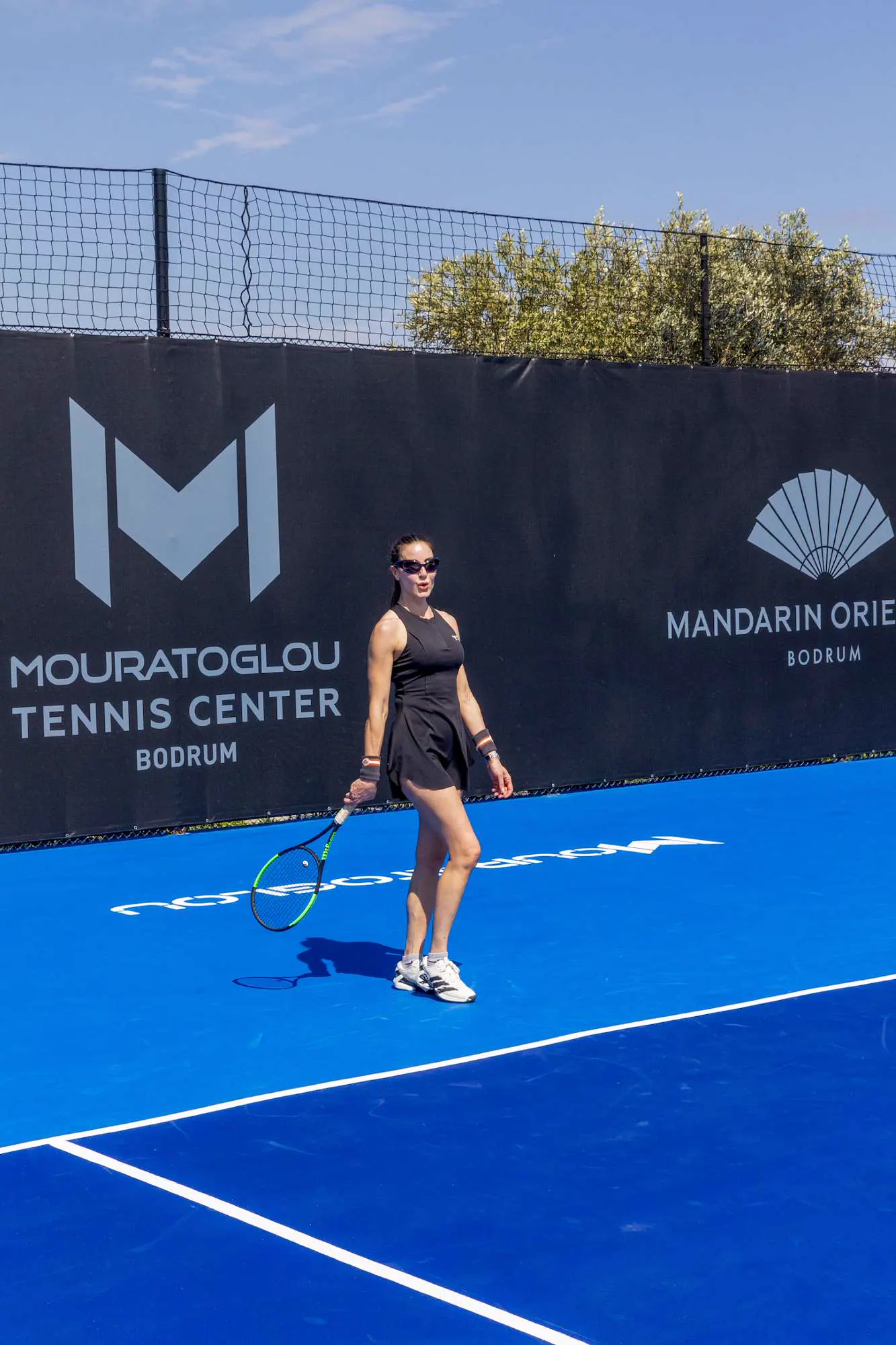 Jugador frente al muro del Mouratoglou Tennis Center x Mandarin Oriental Bodrum.