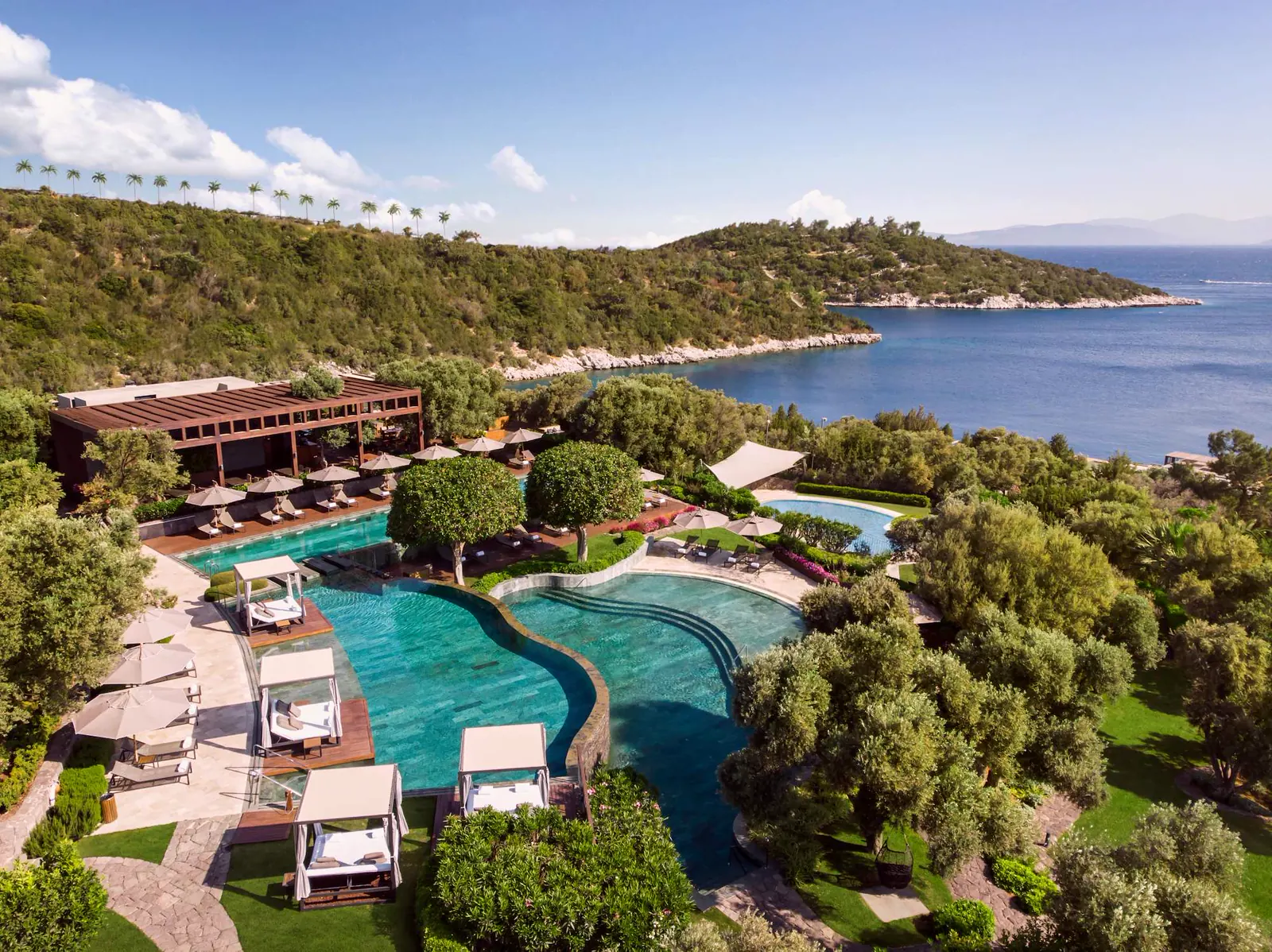 Vista aérea del resort Mandarin Oriental Bodrum, sus piscinas y el mar.