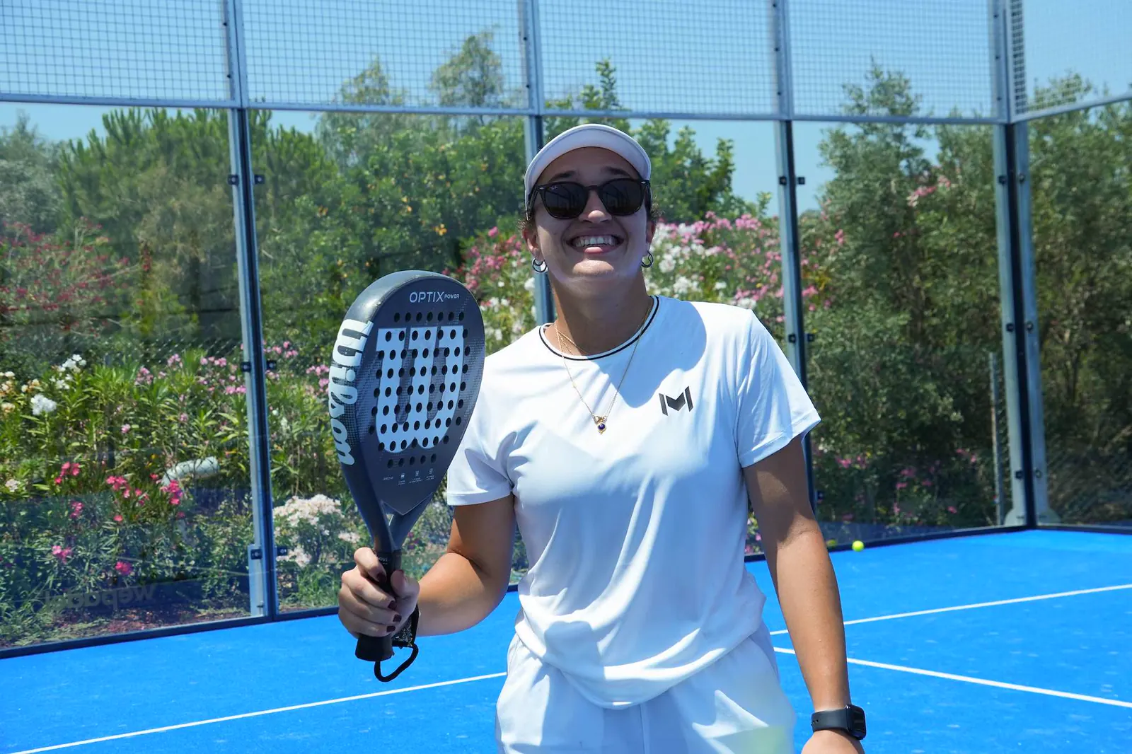 Jugadora sonriente con su pala de pádel en el Mouratoglou Tennis Center Bodrum.