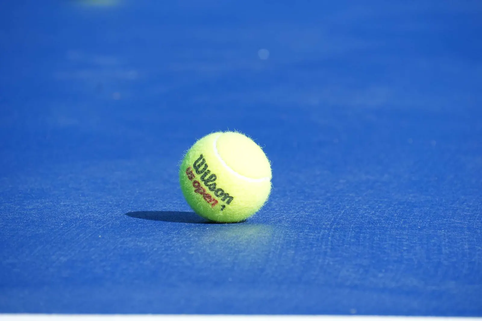 Pelota de tenis en una pista dura azul en Bodrum.