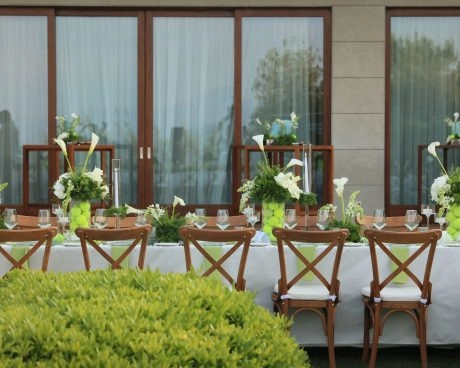 Elegante mesa al aire libre preparada para un evento privado en el Mouratoglou Tennis Center Bodrum.