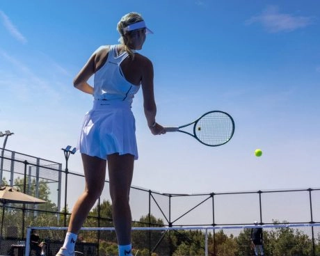 La entrenadora Daria practicando en una pista dura exterior durante una clase de tenis en el Mouratoglou Tennis Center Bodrum.