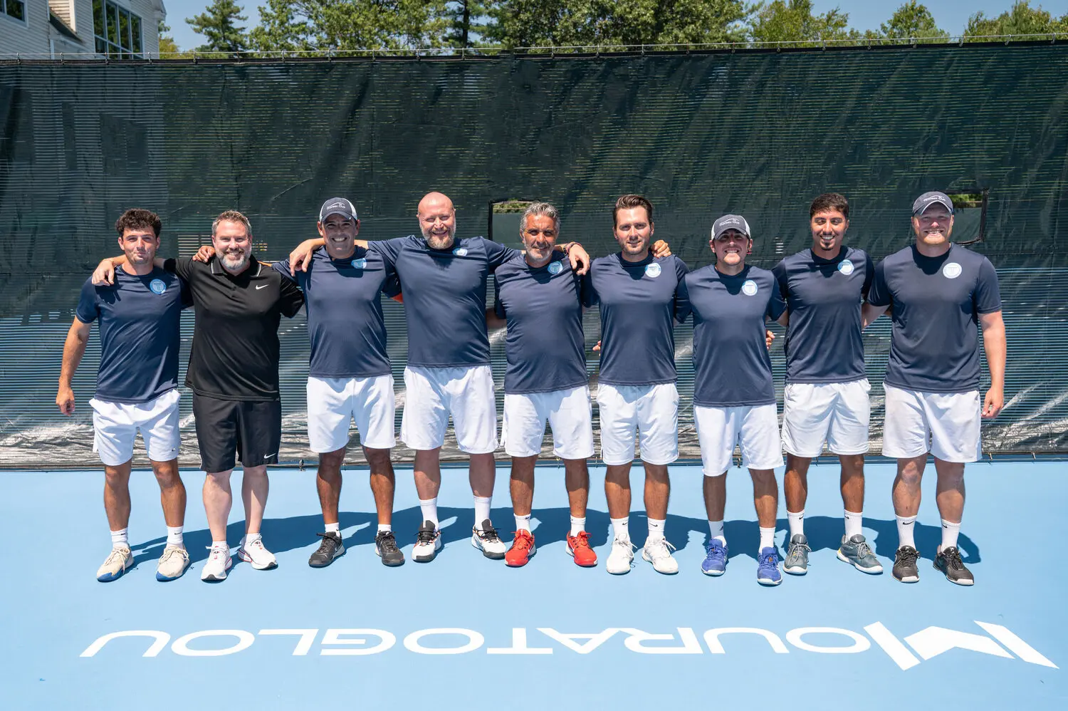 Das Coaching-Team des Mouratoglou Tennis Center Boston auf dem Platz