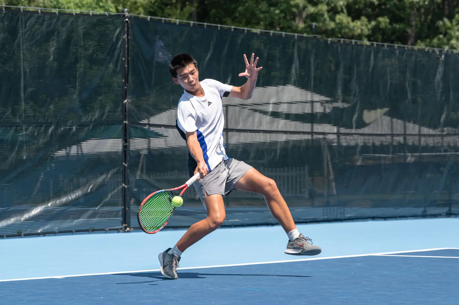 Spieler spielt einen Volley im Mouratoglou Tennis Center Boston