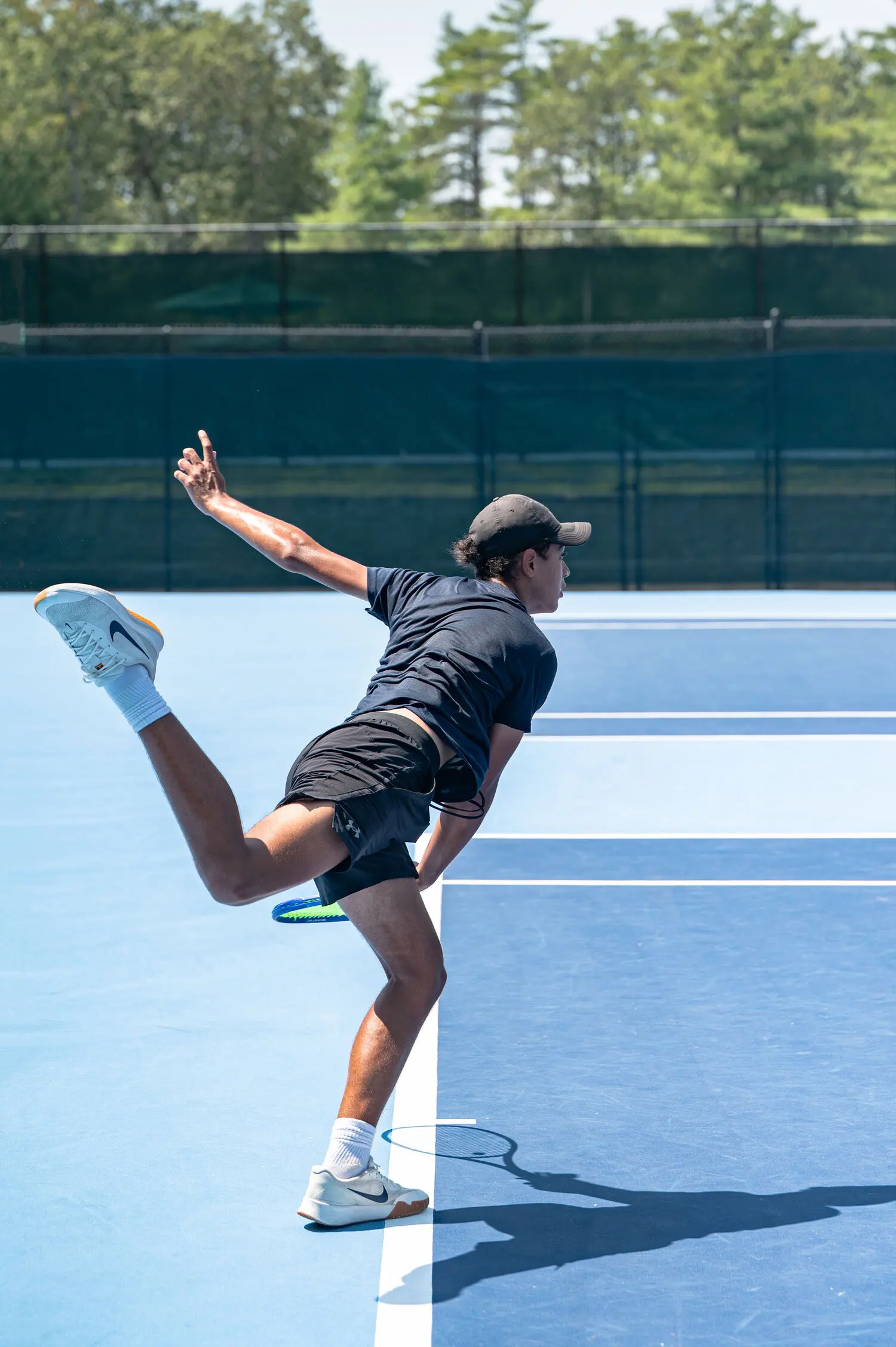 Spieler beim Aufschlag während des Trainings im Mouratoglou Tennis Center Boston