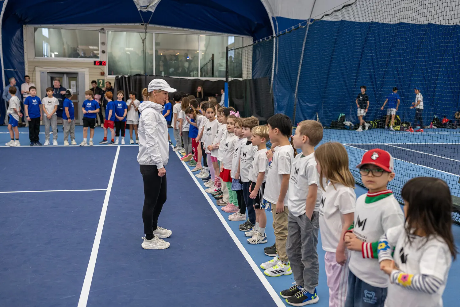 Jugadores junior en fila antes de un entrenamiento en el Mouratoglou Tennis Center Boston