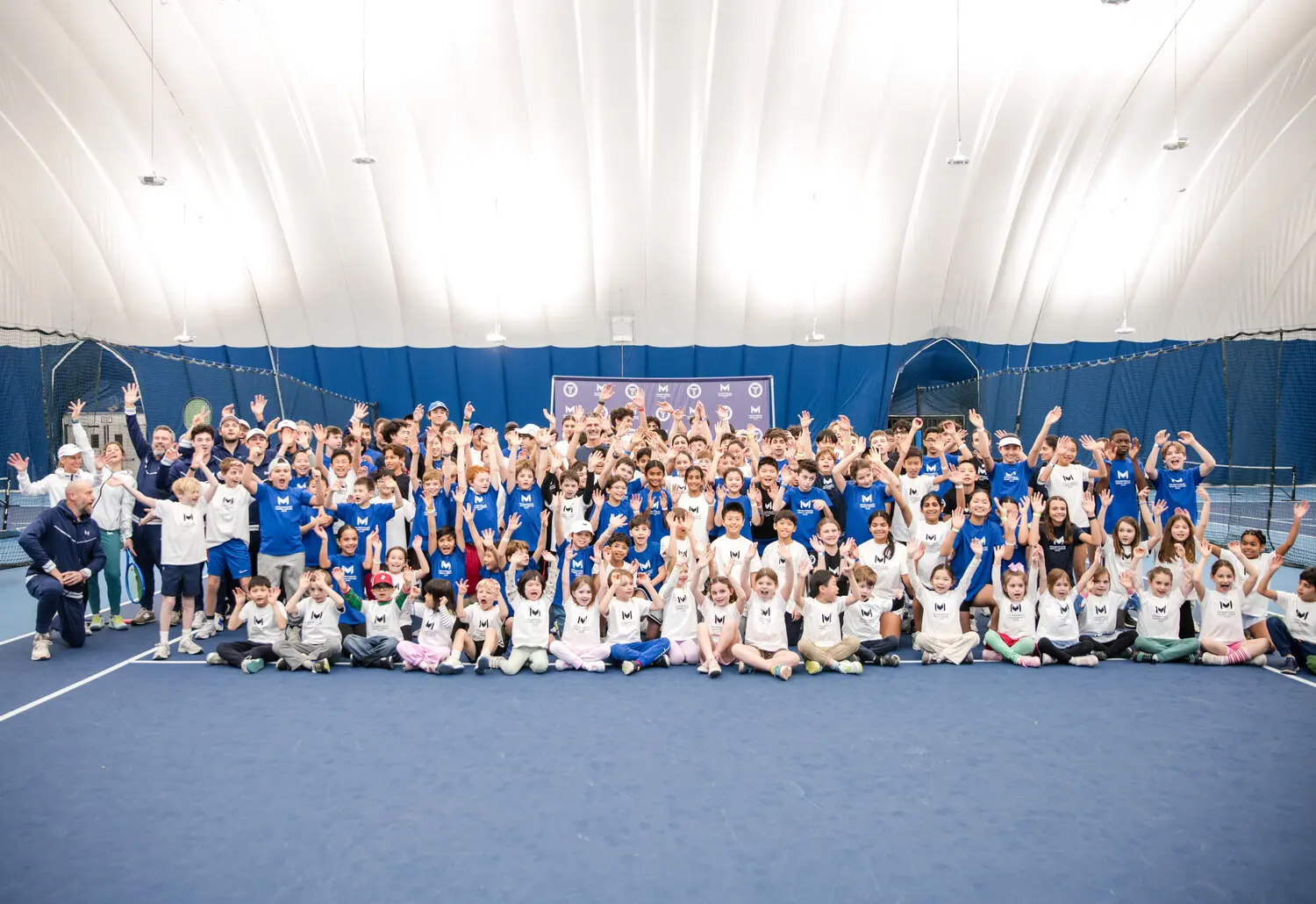 Grupo de jugadores junior con Patrick Mouratoglou en el Mouratoglou Tennis Center Boston