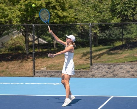 Giocatore adulto in campo al Mouratoglou Tennis Center Boston
