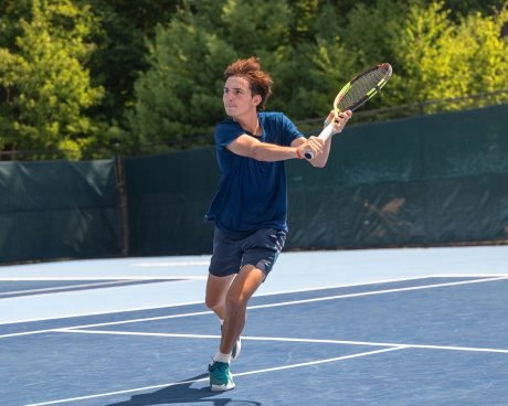 Giovane tennista che si allena in campo al Mouratoglou Tennis Center Boston, Massachusetts