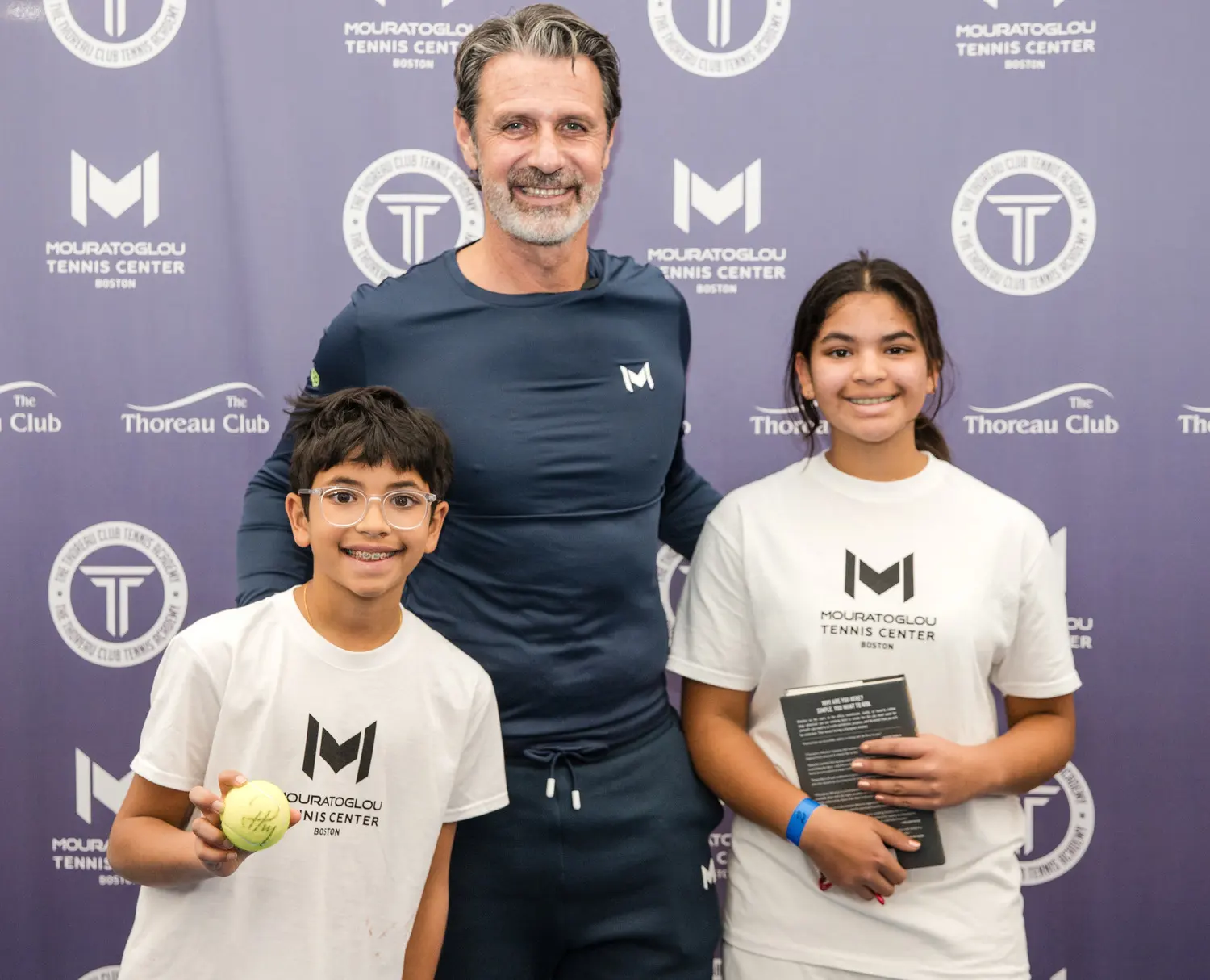 Patrick Mouratoglou avec deux joueurs juniors au Mouratoglou Tennis Center Boston