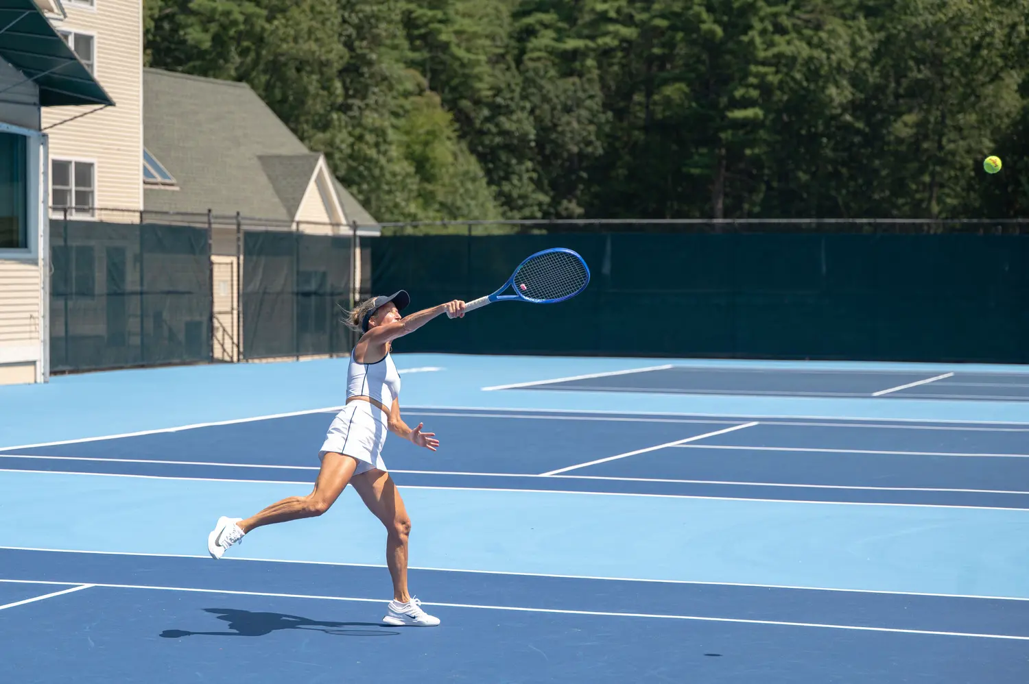 Erwachsener Spieler spielt eine Vorhand im Mouratoglou Tennis Center Boston
