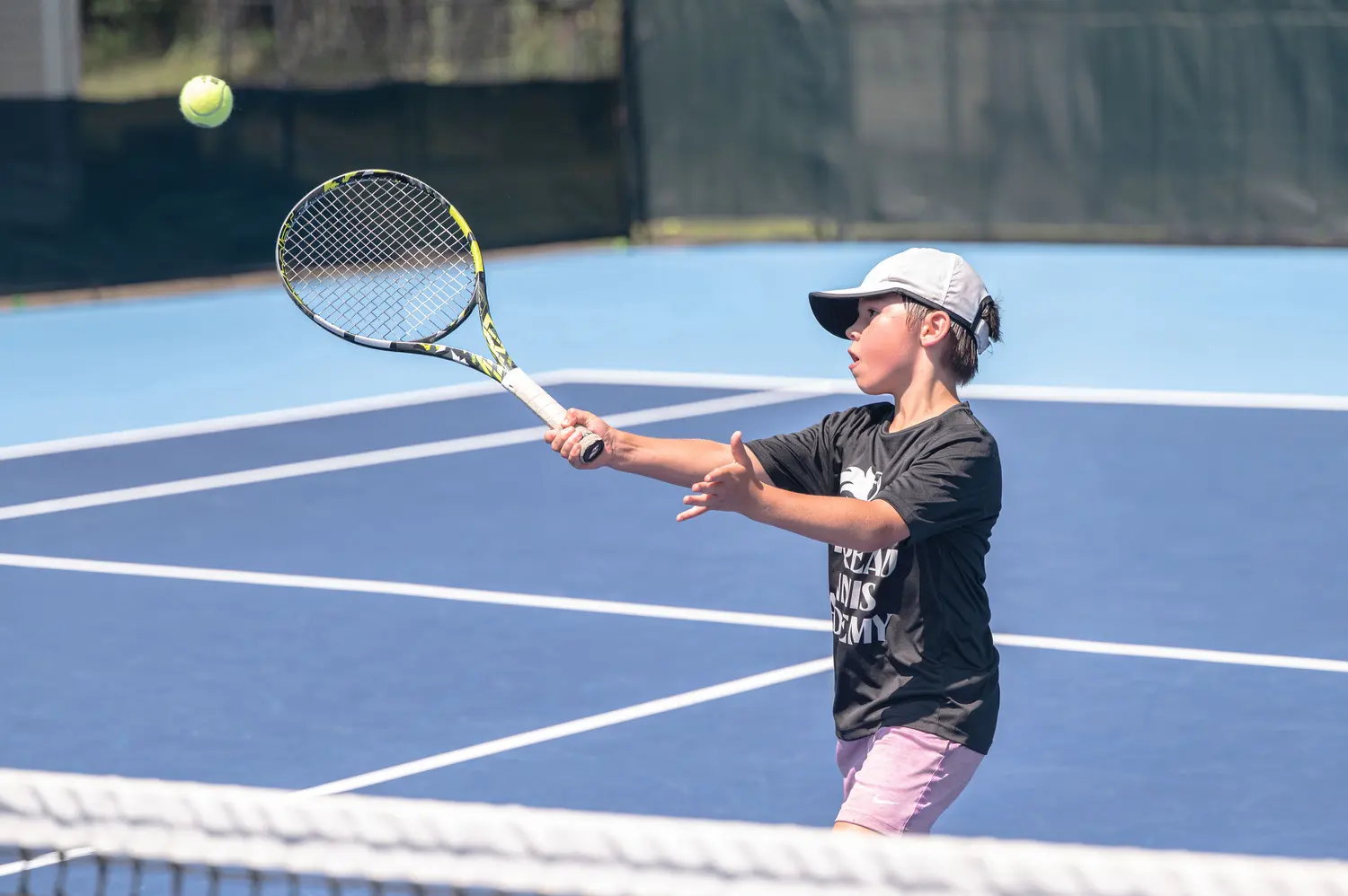 Niño jugando al tenis en el Mouratoglou Tennis Center Boston
