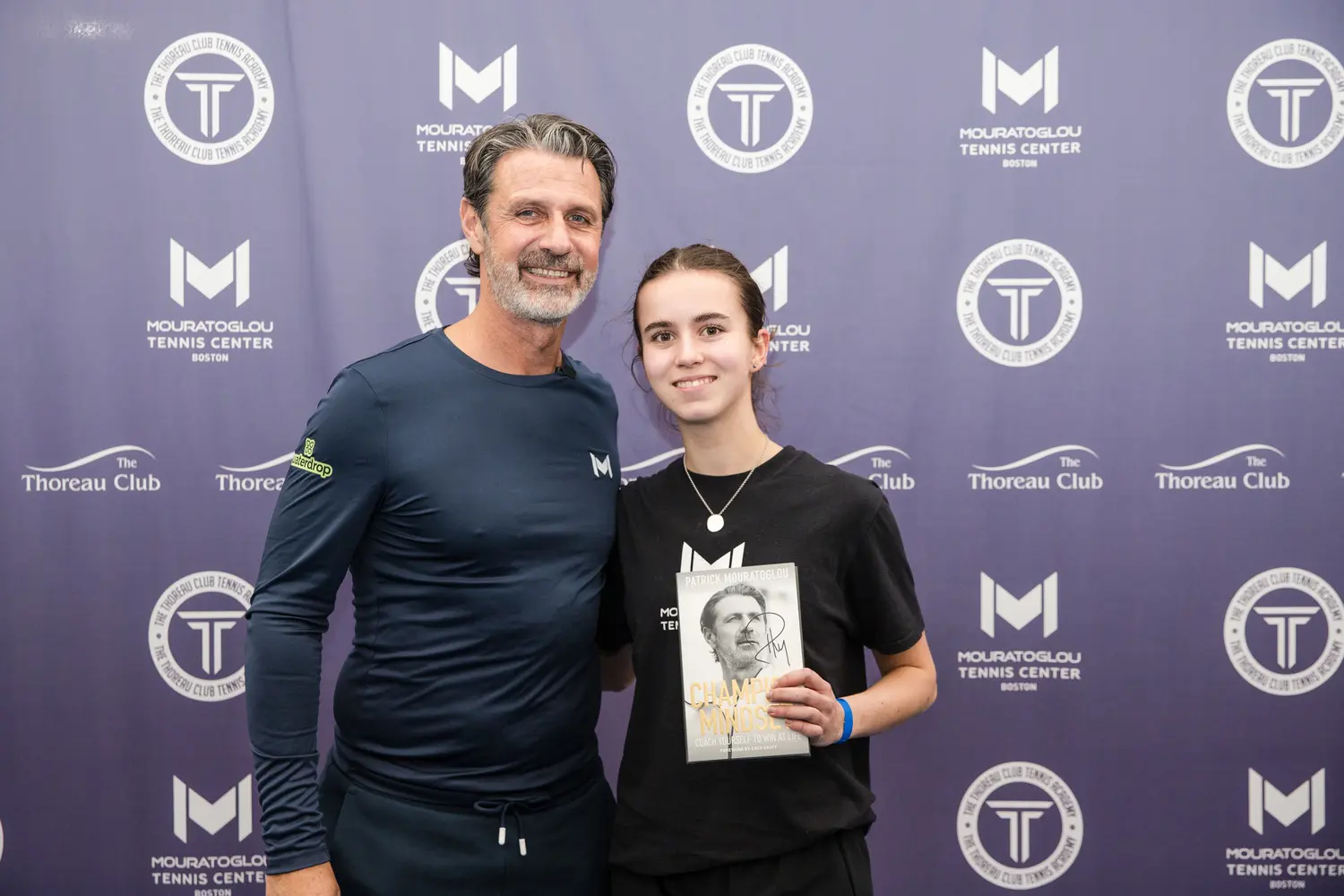 Patrick Mouratoglou con un joven jugador en el Mouratoglou Tennis Center Boston