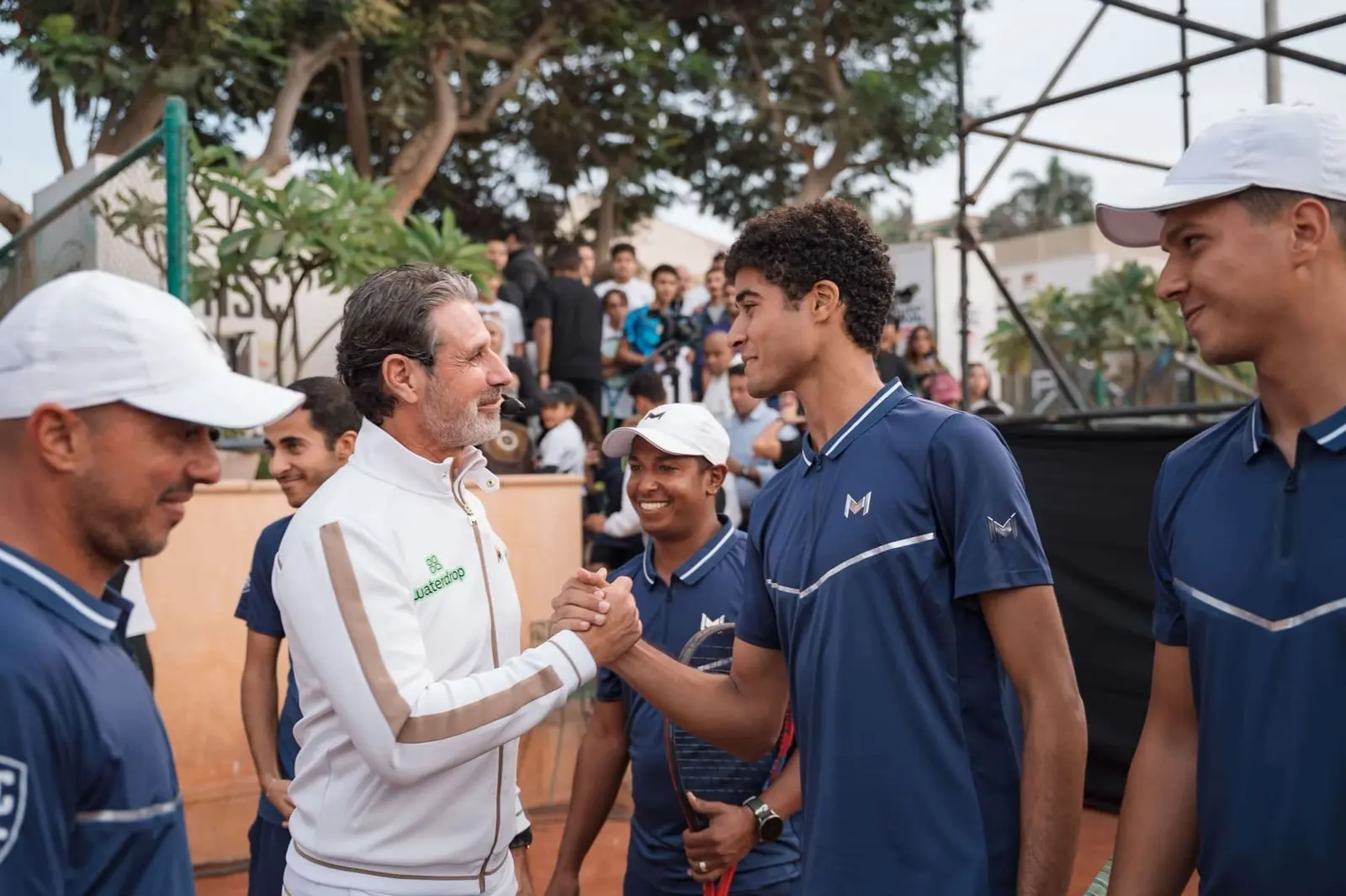 Patrick Mouratoglou gibt einem Junior im Mouratoglou Tennis Center Palm Hills die Hand
