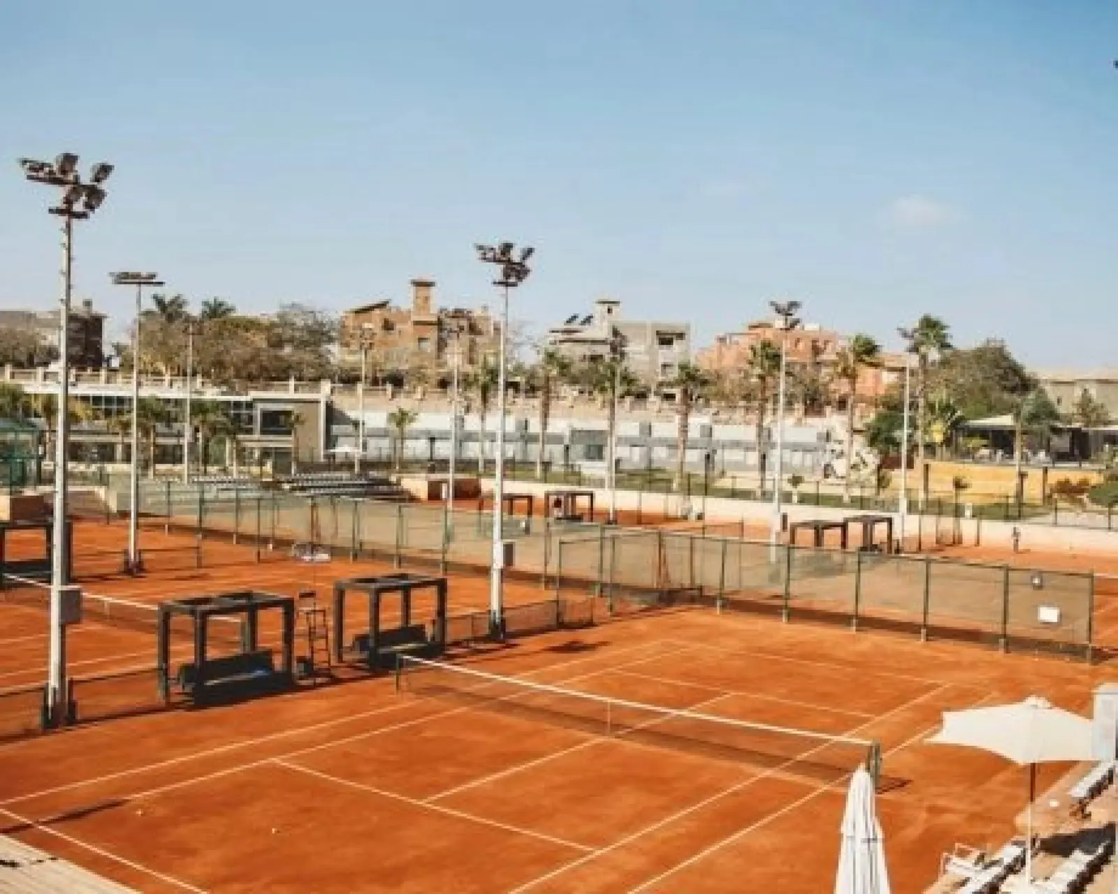 Deux courts en terre battue au Mouratoglou Tennis Center Palm Hills