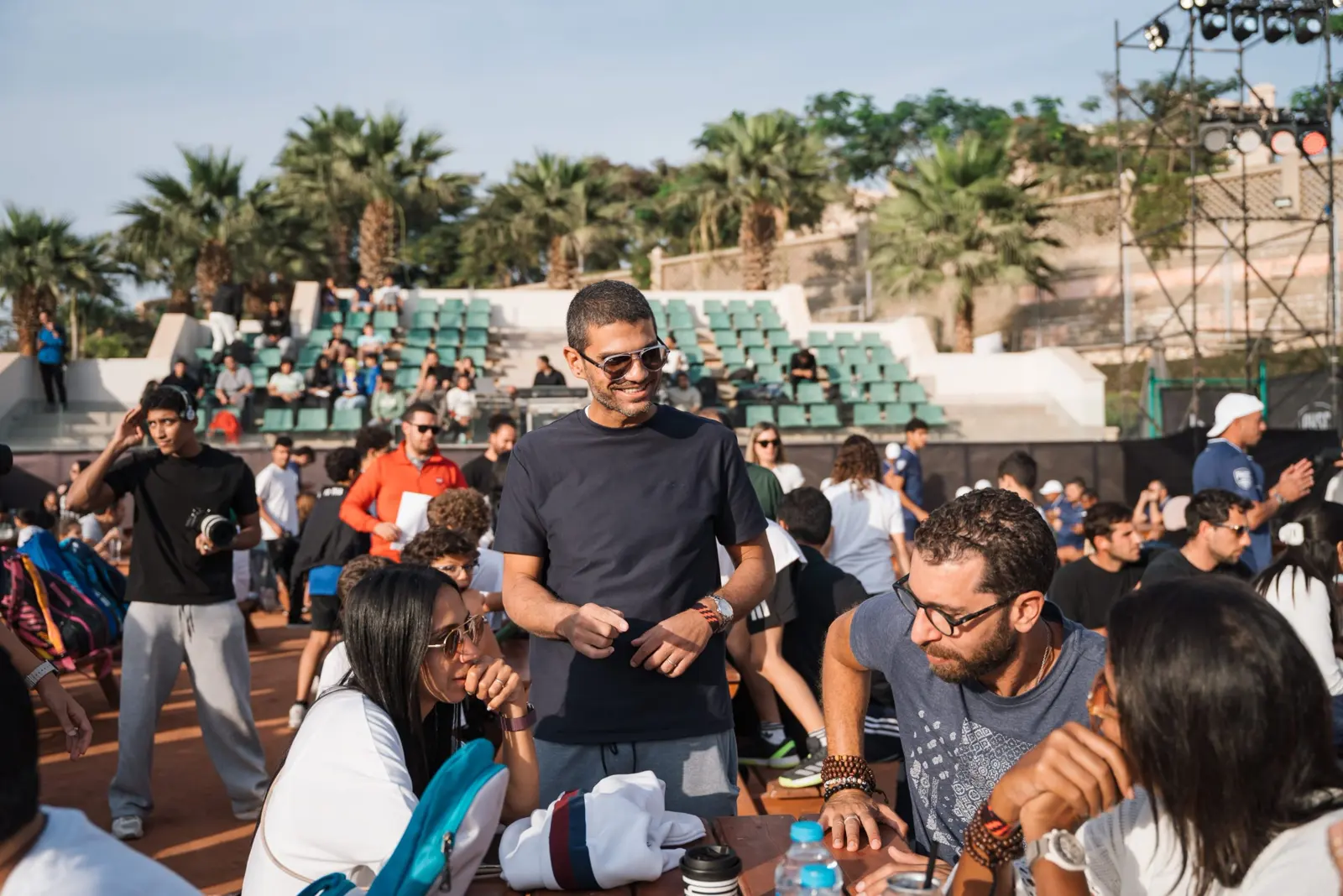 Invités et participants échangeant lors d’un événement au Mouratoglou Tennis Center Palm Hills