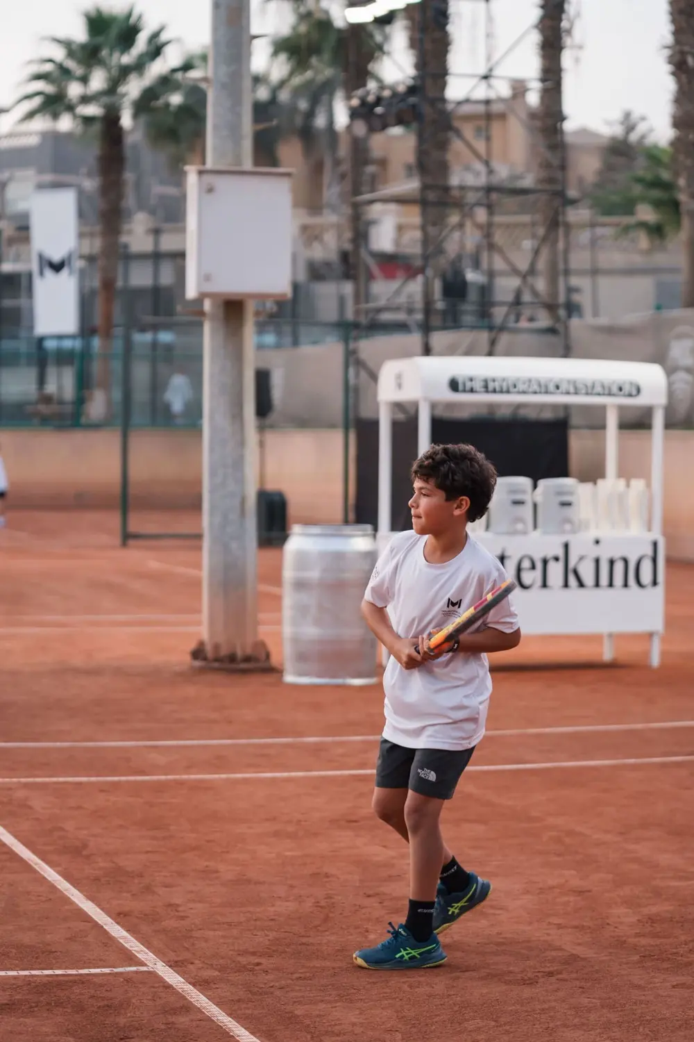 Junger Spieler beim Training auf einem Sandplatz im Mouratoglou Tennis Center Palm Hills