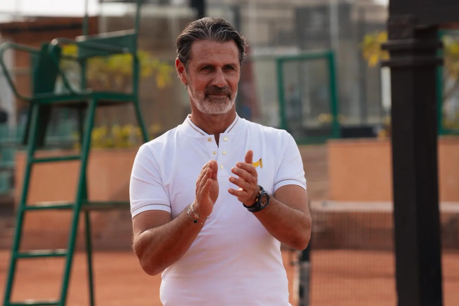 Patrick Mouratoglou applaudiert auf einem Sandplatz in Palm Hills