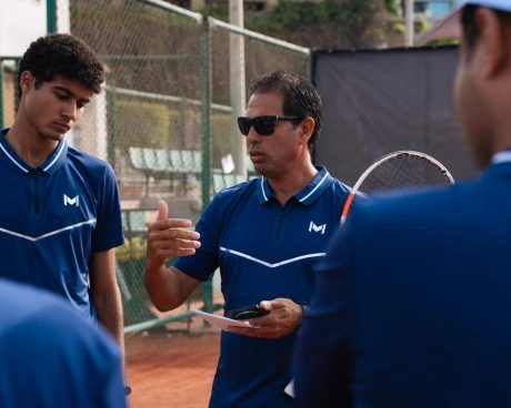 Entrenador de tenis dando instrucciones a los jugadores durante un entrenamiento en el Mouratoglou Tennis Center Palm Hills Cairo, en Egipto.