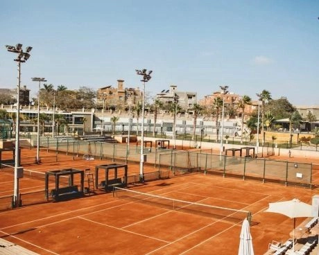 Vista panorámica de varias pistas de tenis de tierra batida del Mouratoglou Tennis Center Palm Hills Cairo, en Egipto.