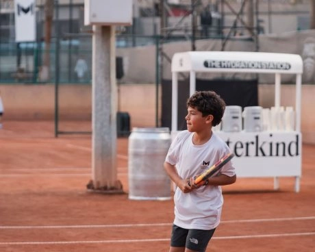 Joven tenista entrenando en una pista de tierra batida del Mouratoglou Tennis Center Palm Hills Cairo, en Egipto.
