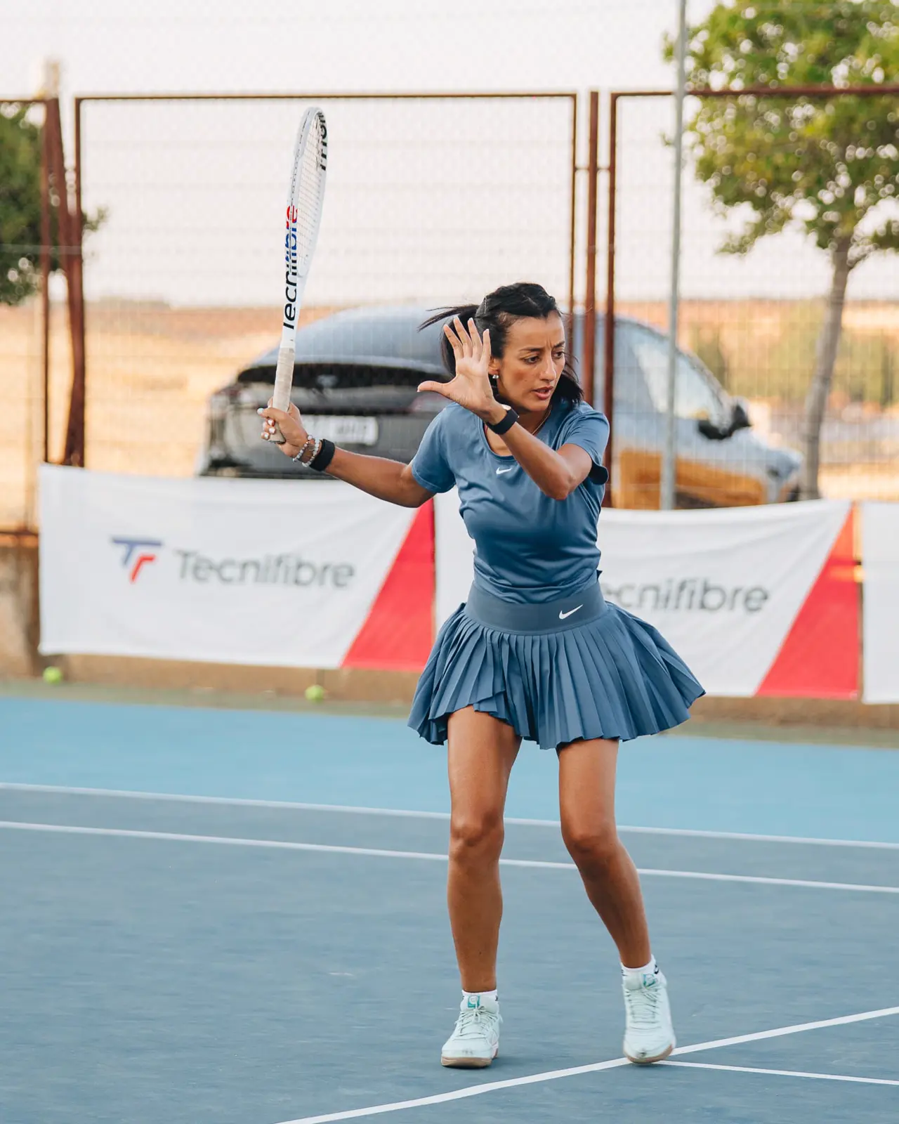 Spieler schlägt eine Vorhand während eines Weekend Camps im Mouratoglou Tennis Center Calatrava.