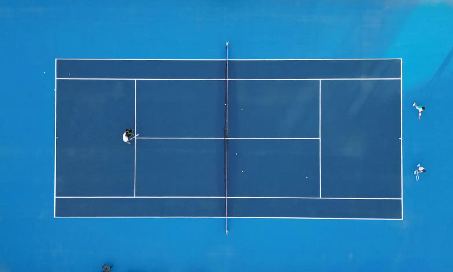 Luftaufnahme eines blauen Hartplatzes im Mouratoglou Tennis Center Calatrava.