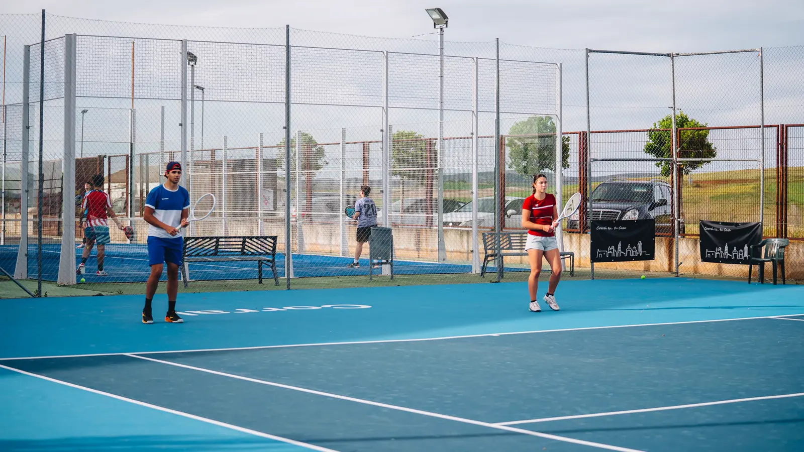 Spieler auf den blauen Hartplätzen des Mouratoglou Tennis Center Calatrava.