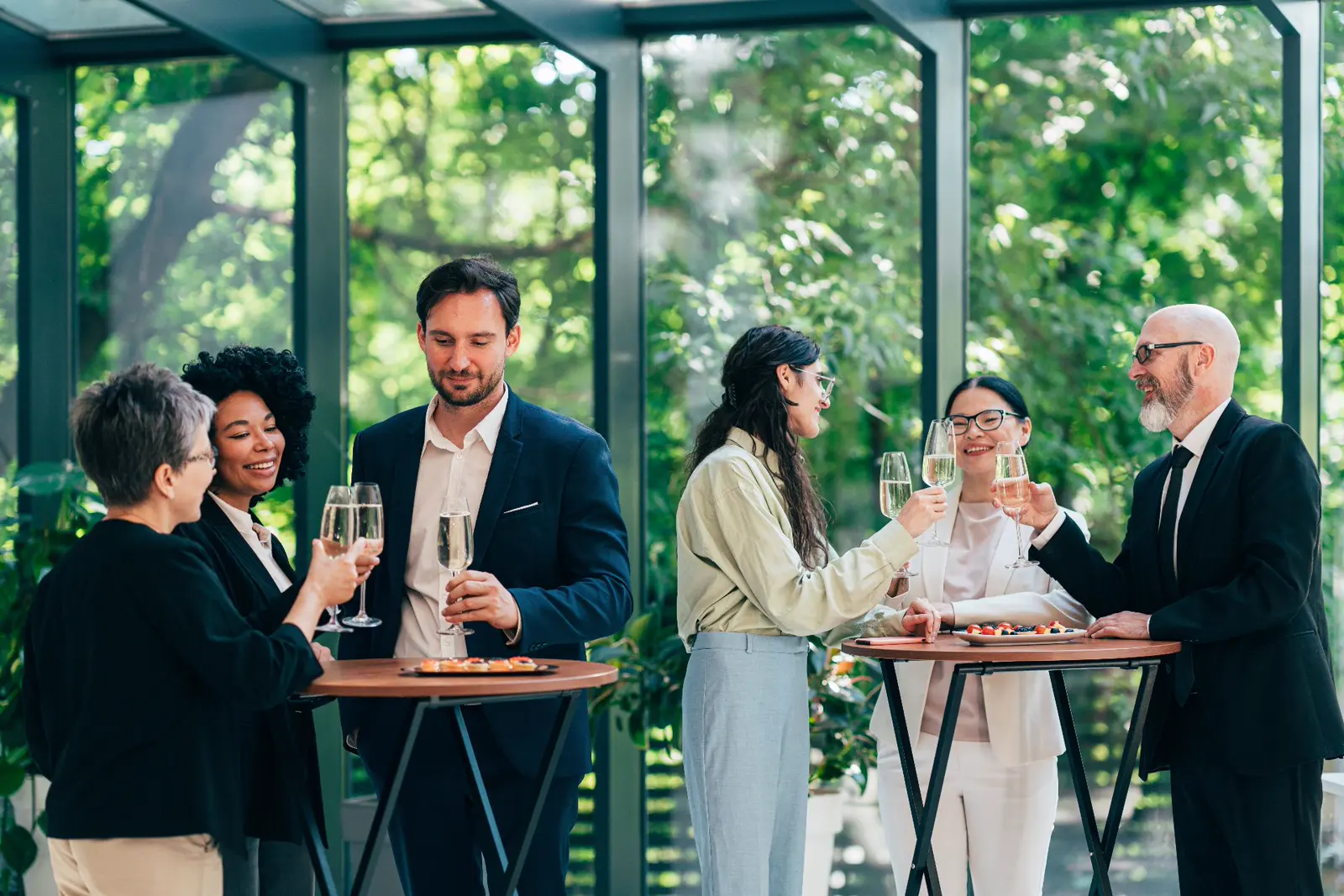 Équipe trinquant au champagne lors d’un événement d’entreprise