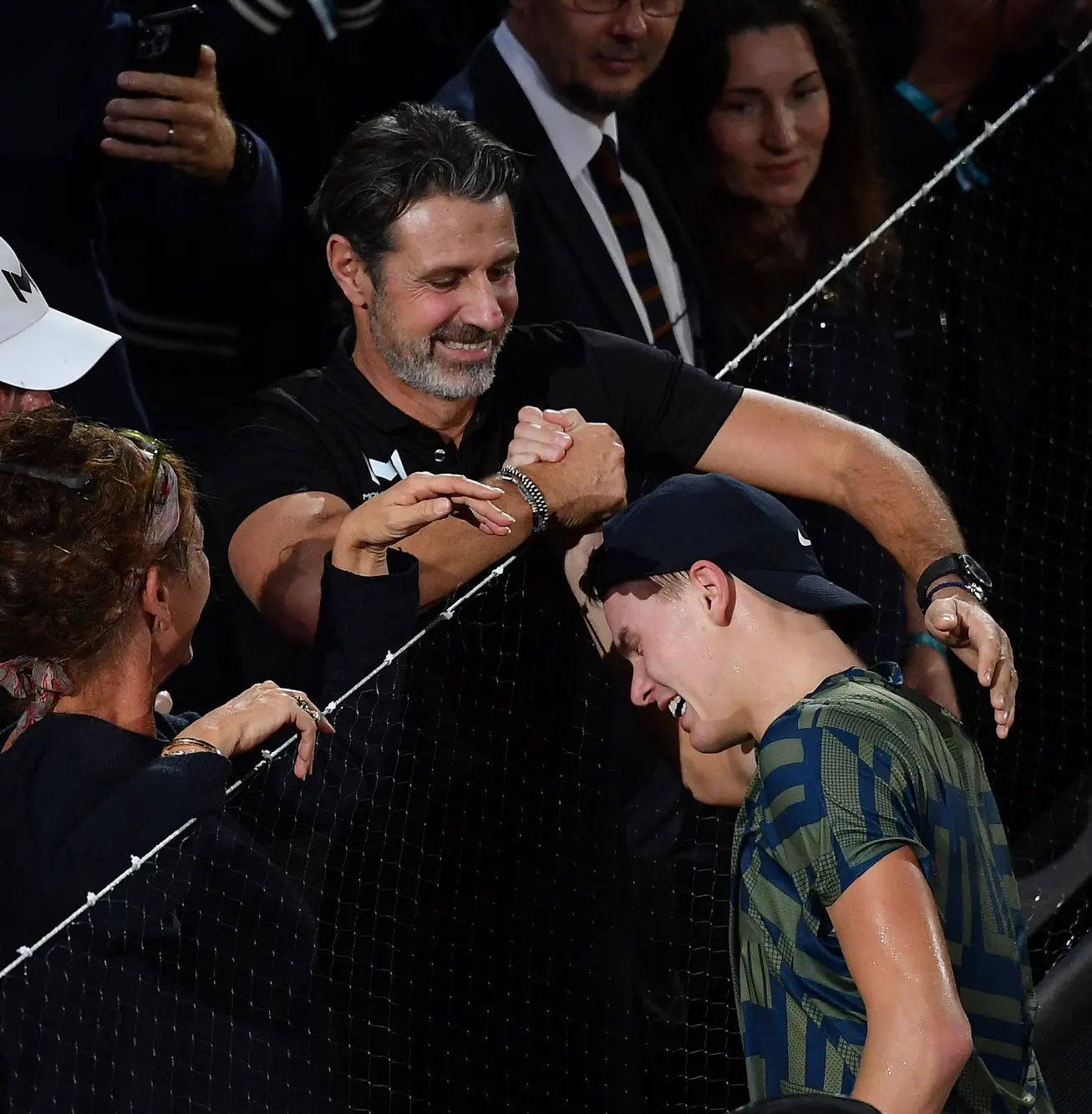 Patrick Mouratoglou et Holger Rune saluant des fans