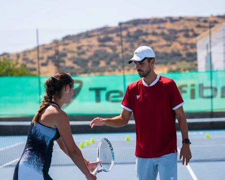 Coach und Spieler während einer Privatstunde auf einem Außenplatz im Mouratoglou Tennis Center Calatrava.