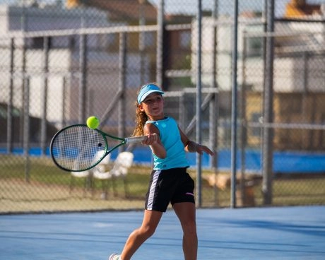 Juniorspieler schlägt eine Vorhand auf einem Außenplatz im Mouratoglou Tennis Center Calatrava.
