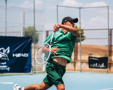 Erwachsener Tennisspieler schlägt eine Vorhand auf einem Außenplatz im Mouratoglou Tennis Center Calatrava.