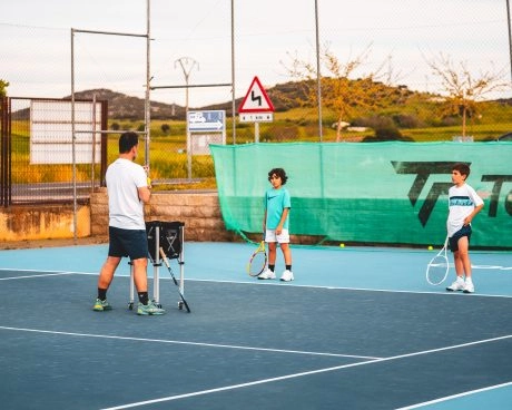 Tennistraining mit zwei Kindern, Mouratoglou Tennis Center Calatrava