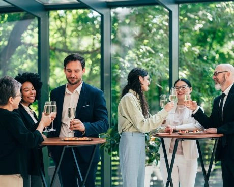 Fachleute beim Networking und geselligen Austausch während eines Firmenevents des Mouratoglou Tennis Center.