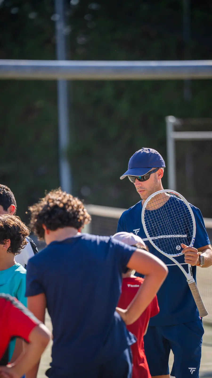 Groupe de jeunes joueurs avec leur coach sur un court à Calatrava