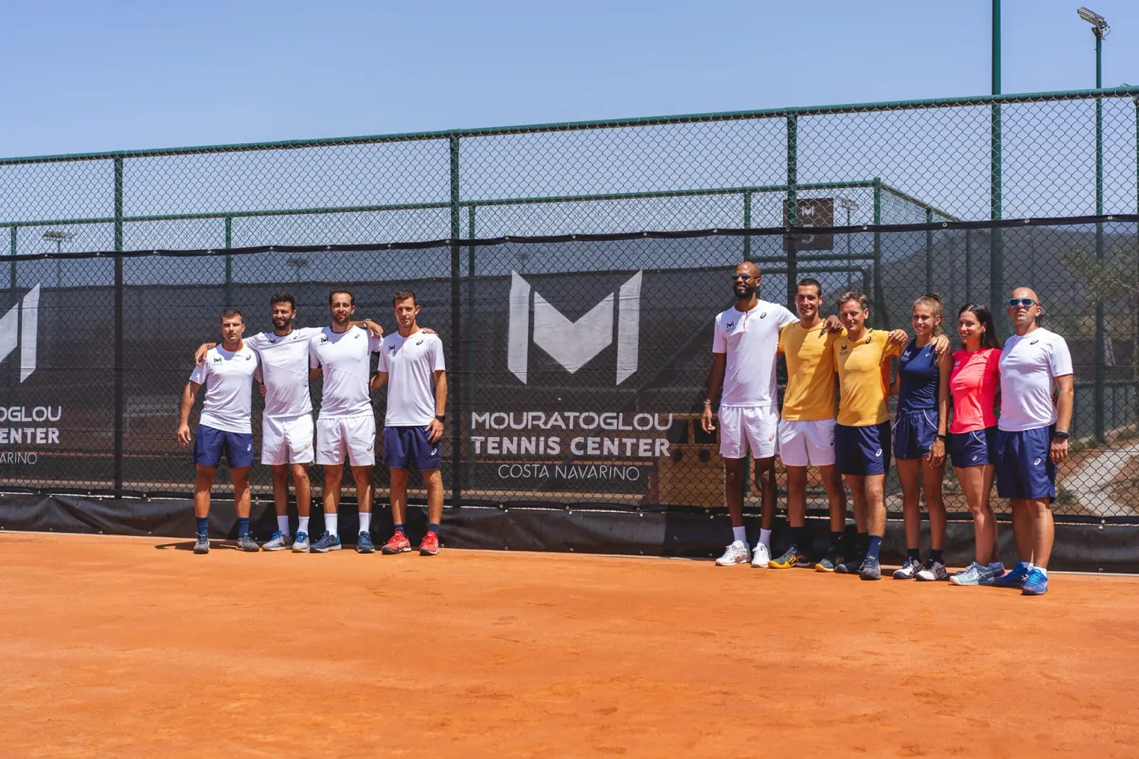 Il team di coach Mouratoglou su un campo in terra battuta al Mouratoglou Tennis Center Costa Navarino